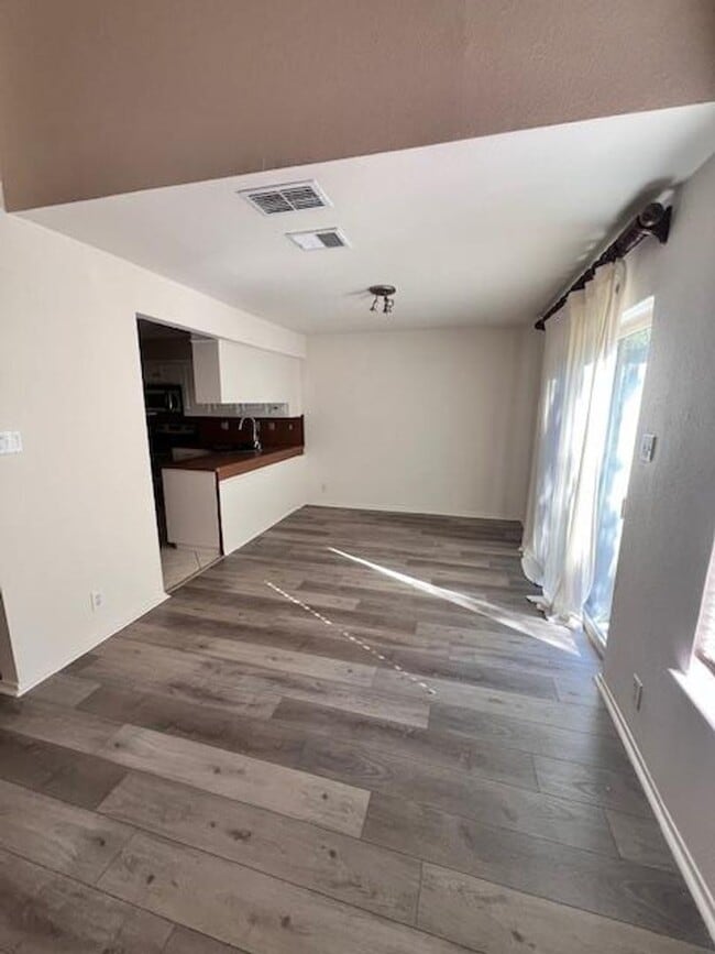 Building Photo - Northwest Condo / 2 bedrooms / 2 car garage / Backs beautiful Greenbelt