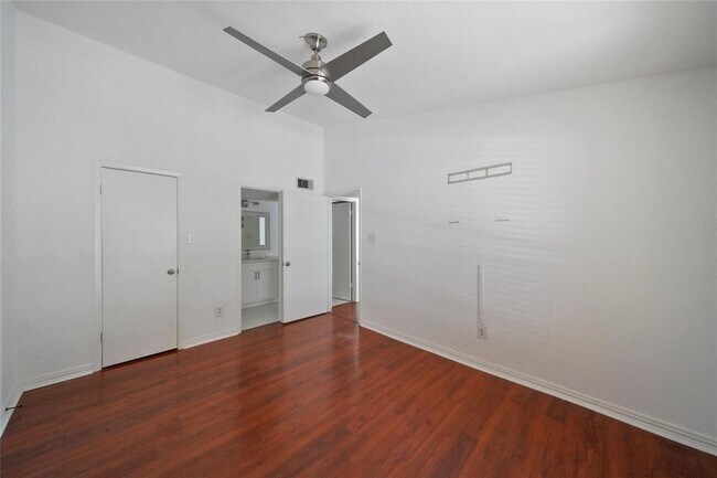 Building Photo - 3900 Woodchase Dr