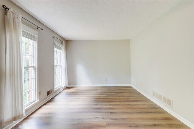 Building Photo - 1049 Seven Springs Cir NE