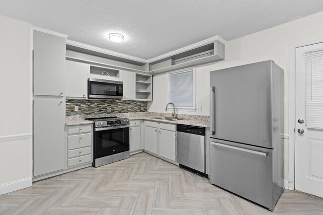 Building Photo - 1303 W Meadowview Rd