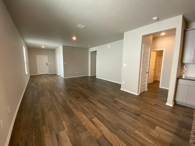 Building Photo - Fabulous 4/2 single story conveniently loc...