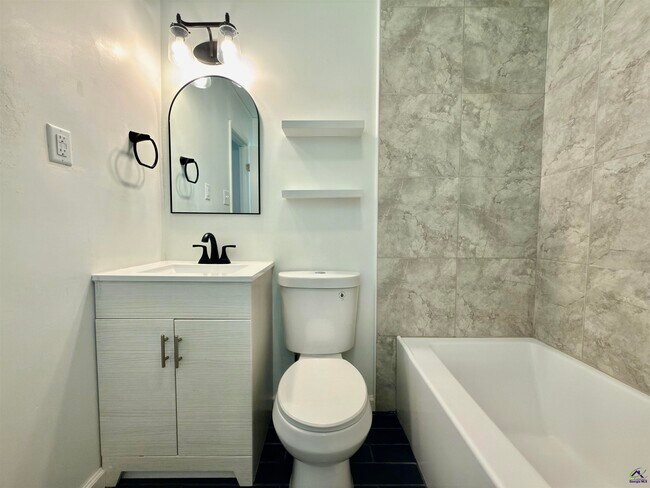 Building Photo - 214 Meadowridge Dr