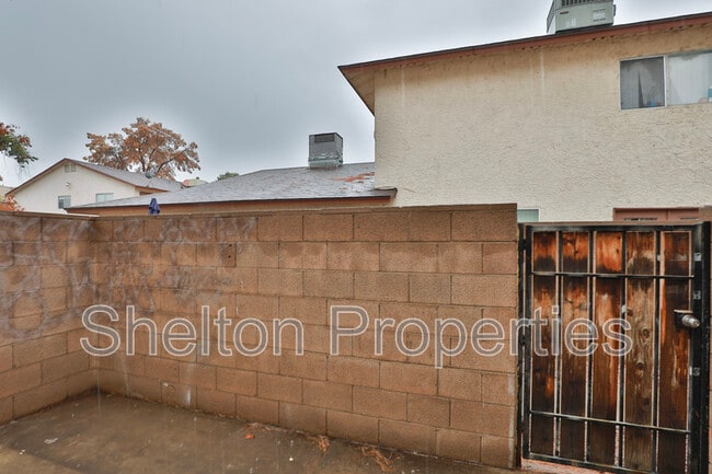 Building Photo - 860 E Brown Rd