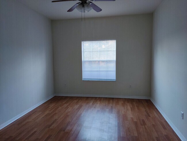 Building Photo - 4/2/2, Beautiful and Spacious!
