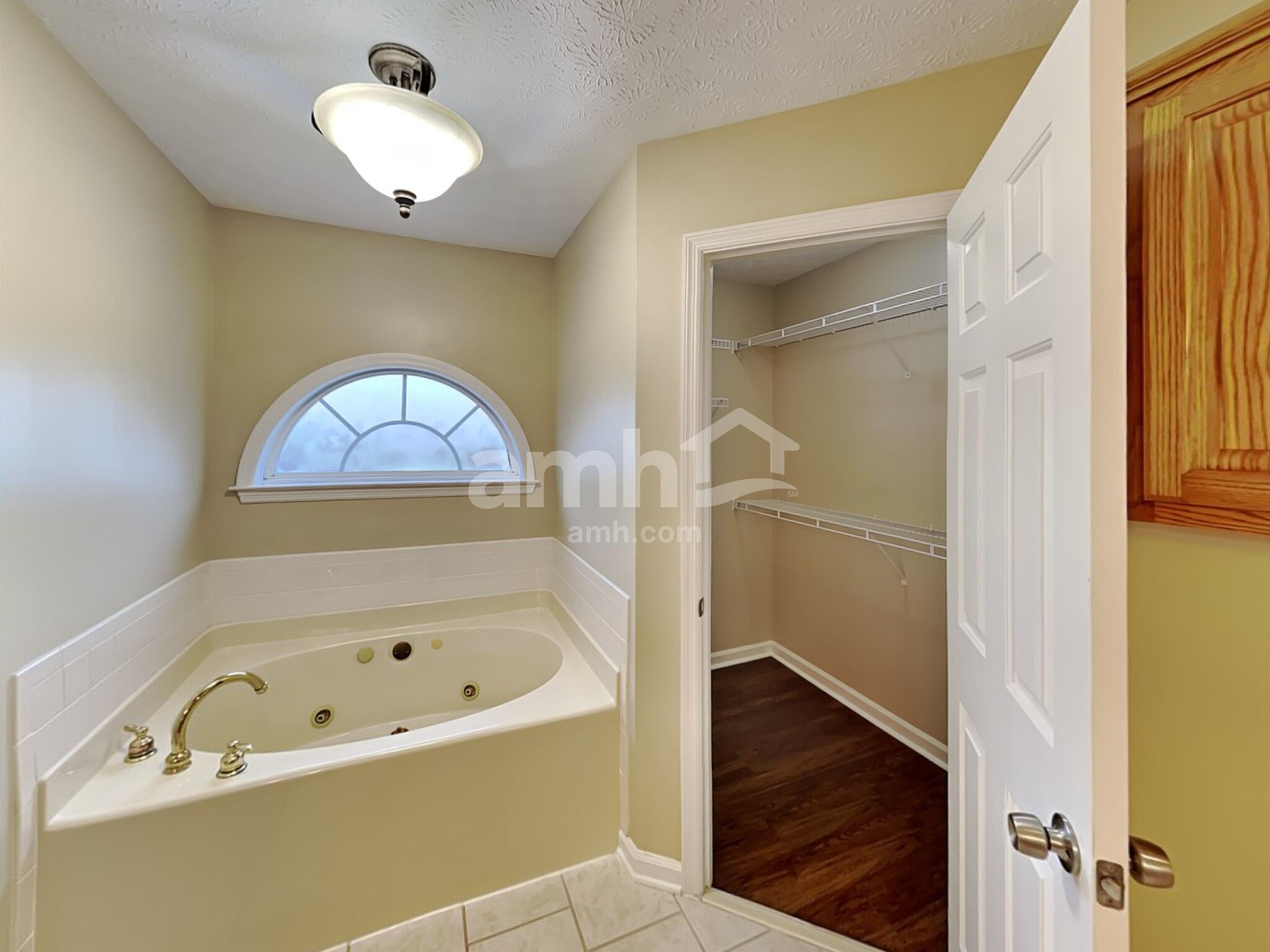 Building Photo - 1084 Pinehurst Dr