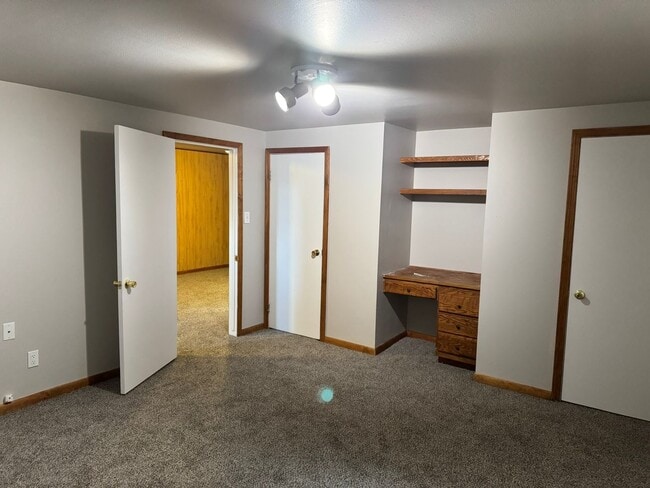 Building Photo - 5 Bedroom ,3 bathroom Single Family Unit