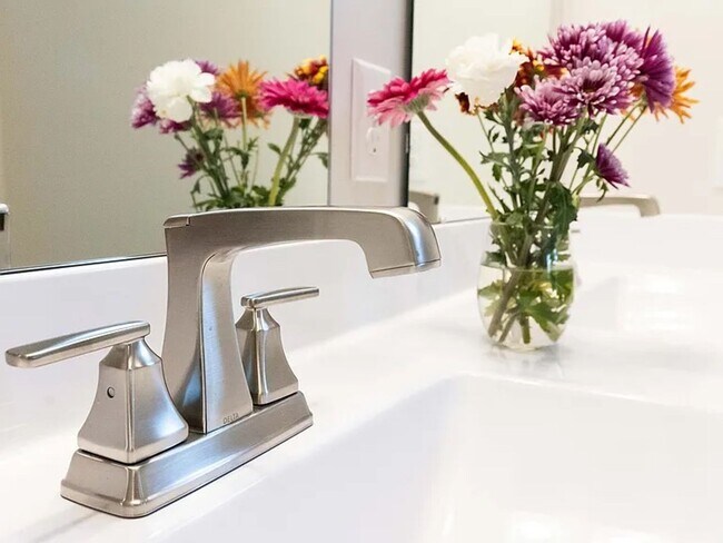 Building Photo - Newer Home