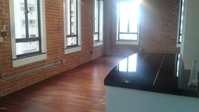 Building Photo - 114 W Adams St