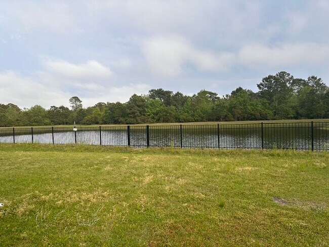 Building Photo - 4 Bedroom, 2.5 bath home in Mimosa Bay Com...