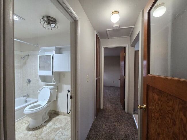 Building Photo - 633 NE Channon Ave