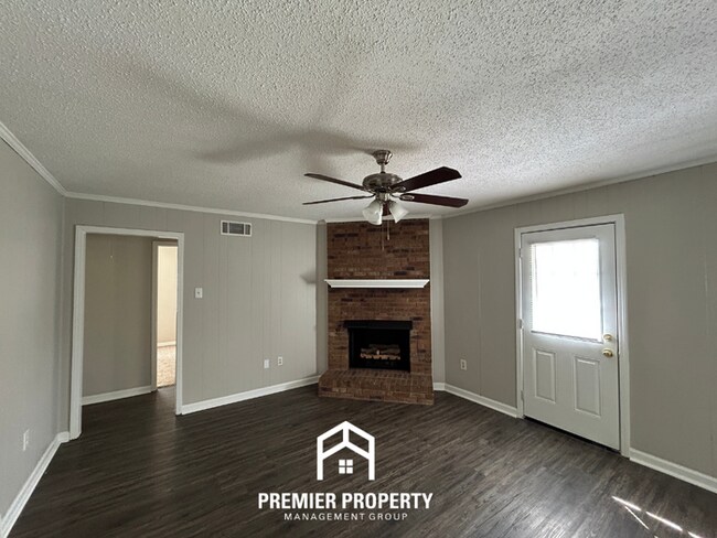 Building Photo - Spacious 3BR/2BA Home in Walls, MS | Brick Fireplace & Large Fenced Backyard