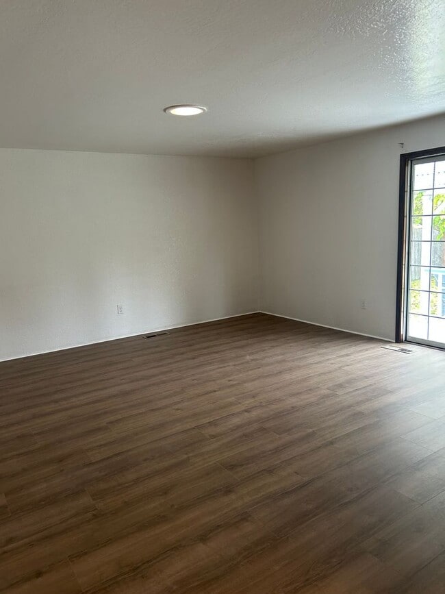 Building Photo - 3 Bedroom 2 Bath Single Family Home