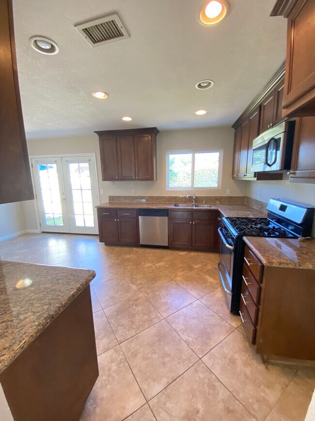 Building Photo - Remodeled 3 Bedroom Lakewood House For Rent-Ready For Move-in ASAP!