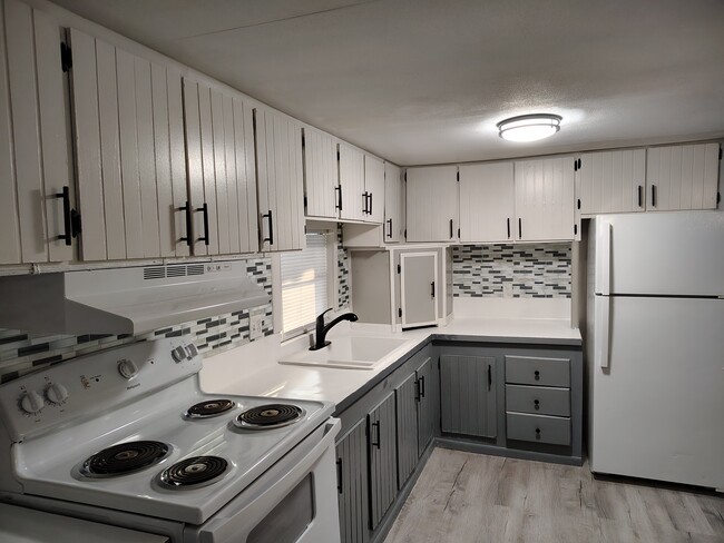 Kitchen w white enamel barn sink - 17406 Spruce Ln