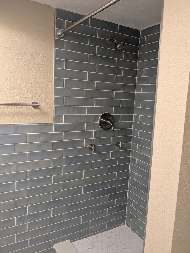 Building Photo - 4575 Cove Cir