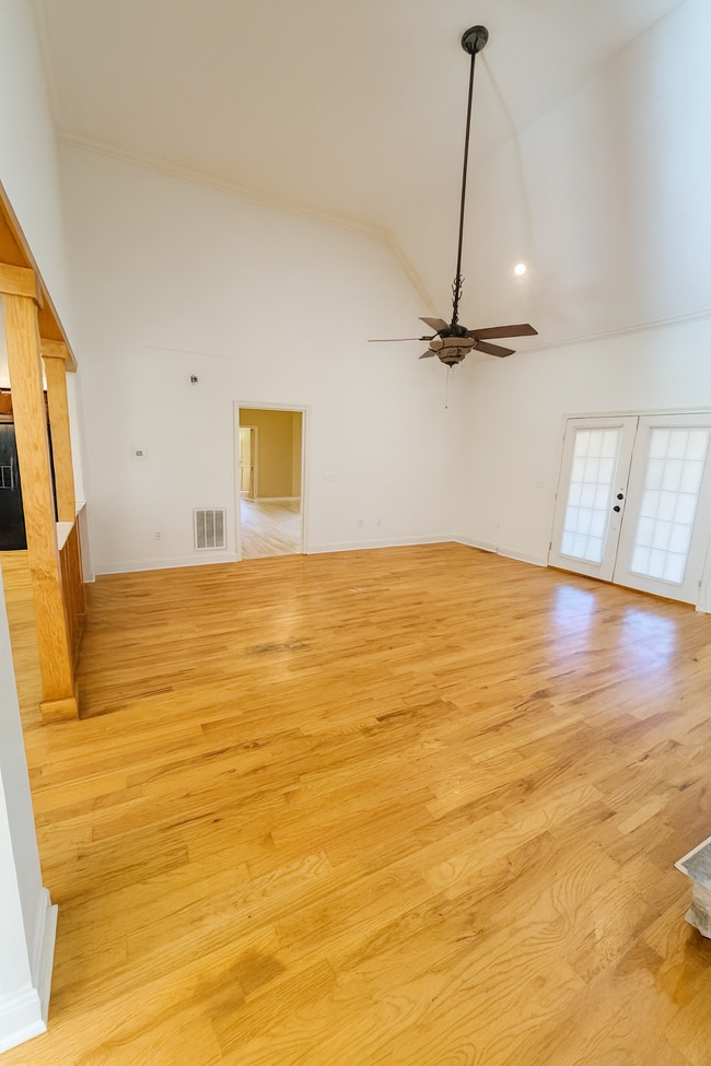 Building Photo - 736 River N Blvd