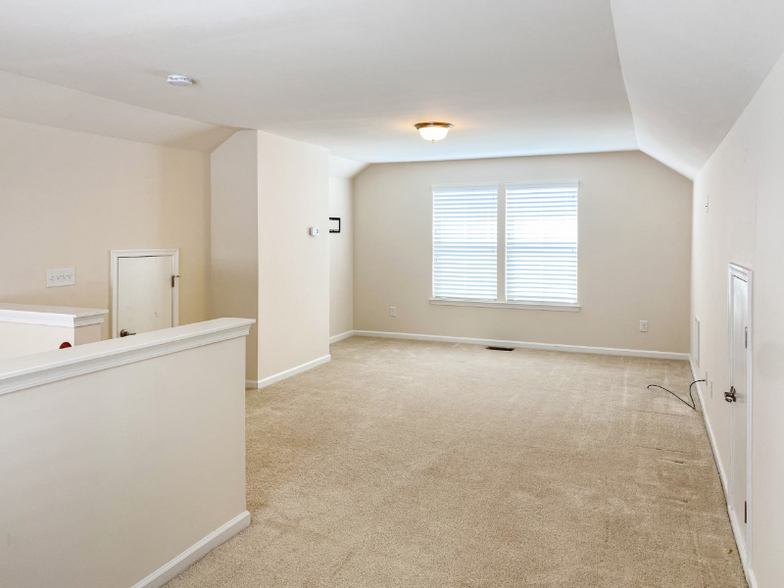 Building Photo - 2121 Aventon Ln