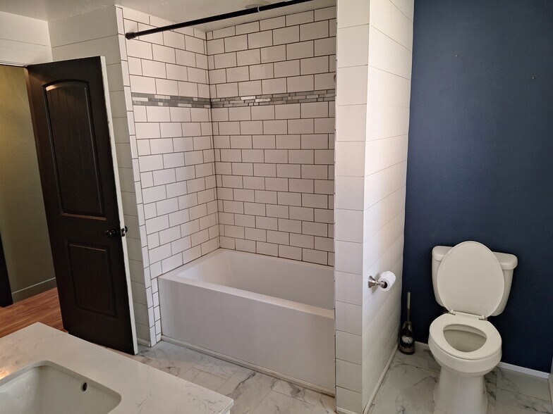 Building Photo - 2437 N Curtis Rd