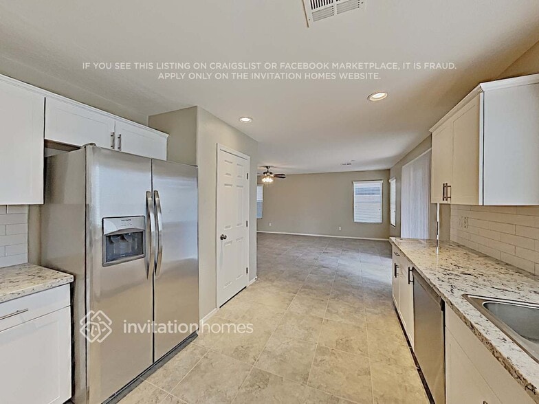 Building Photo - 1425 E Lakeview Dr
