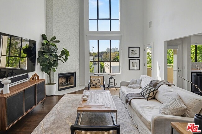 Building Photo - 720 Huntley Dr