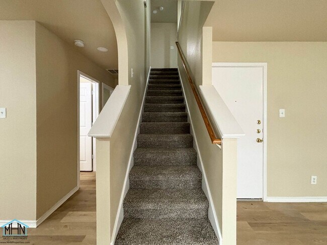 Building Photo - Big & Beautiful 5 bed/3.5 bath 2 Story hom...