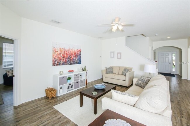 Building Photo - ANNUAL - 4/2.5 LARGE/CLEAN  HOME - GATED C...