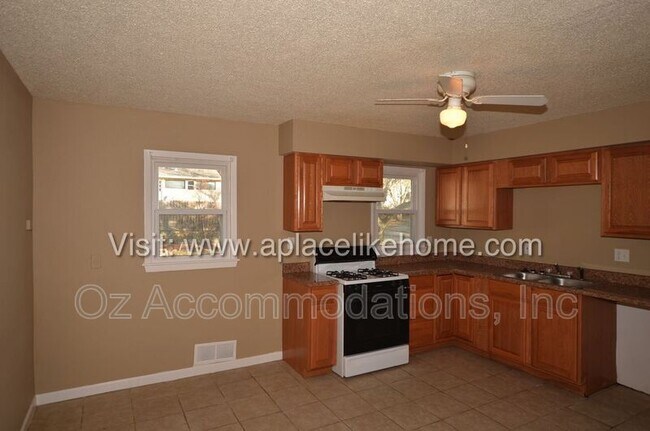 Building Photo - 9811 Marsh Ave