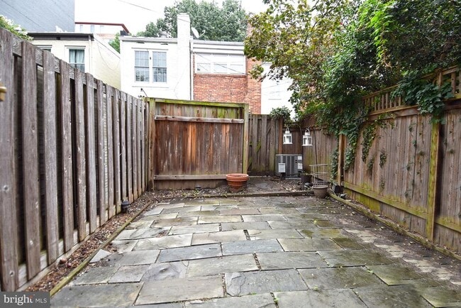 Building Photo - 915 Hughes Mews NW