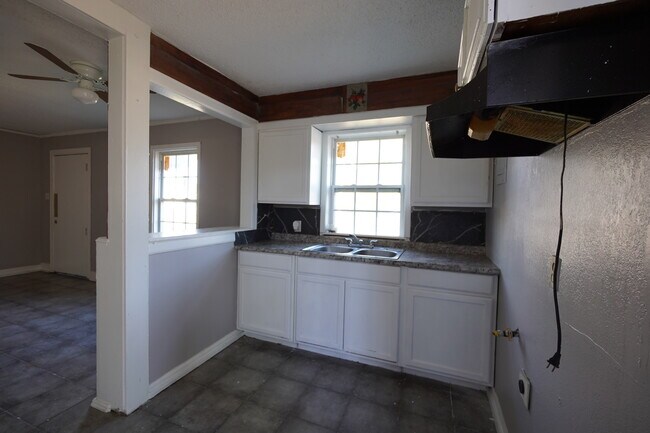 Building Photo - 2361 Joy Ln