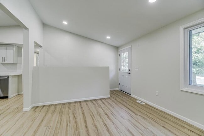 Building Photo - 835 Niagara Ln N