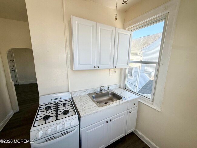 Building Photo - 37 2nd Ave