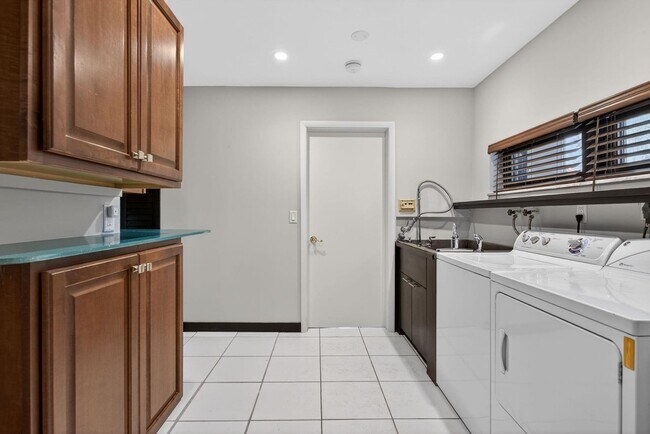 Building Photo - 3170 Estates Dr