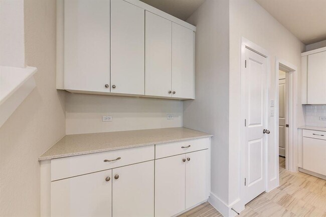 Building Photo - 401 White Steppe Way