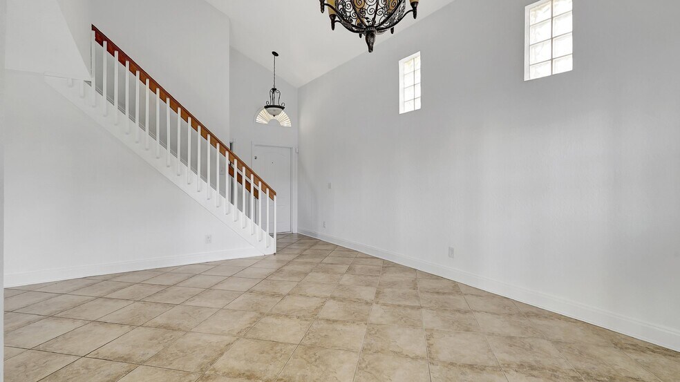 Building Photo - 1044 SE 6th Ct