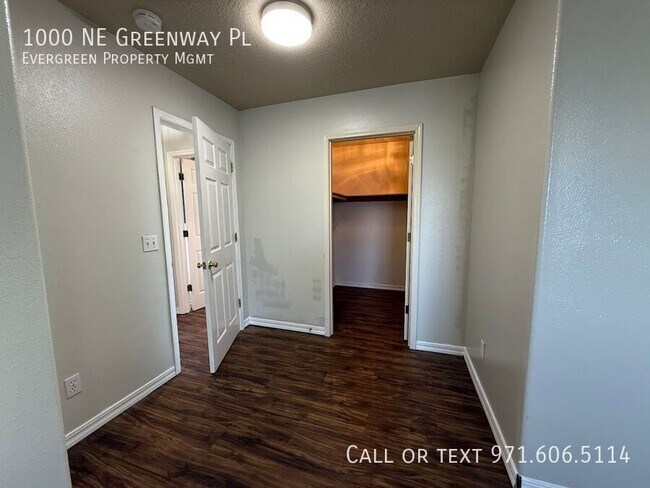 Building Photo - 1000 NE Greenway Pl