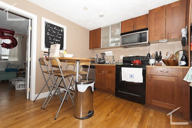 Building Photo - Renovated 1BR with Heat & Hot Water Included, Modern Kitchen & Pet Friendly