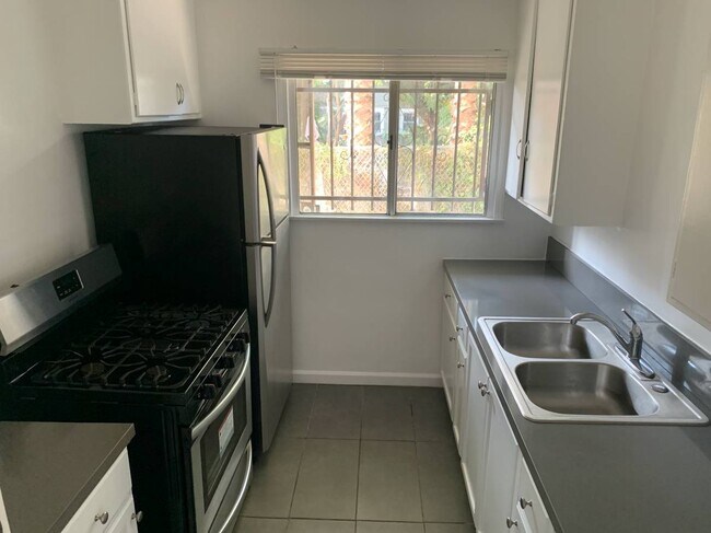 Building Photo - 5846 La Mirada Ave