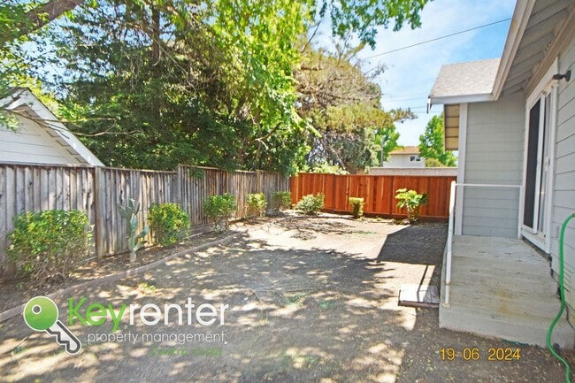 Building Photo - Charming 3 bed 2 bath home with spacious b...