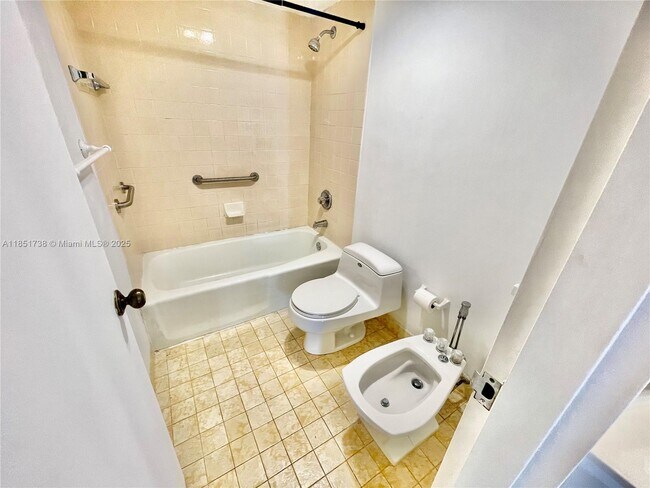 Building Photo - 2501 Brickell Ave