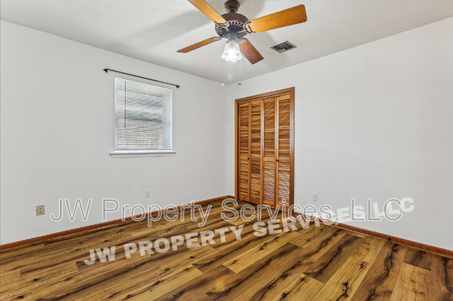 Building Photo - 2444 Somerset Dr