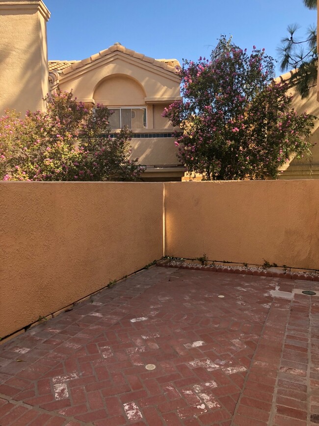 Primary Photo - Newhall - 3 bedroom, 2.5 bath condo