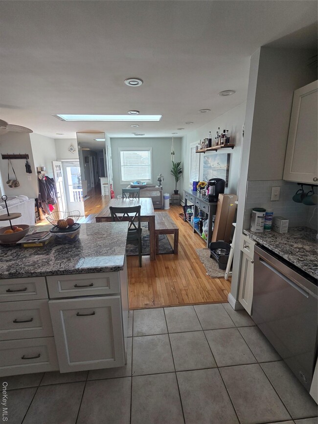 Building Photo - 359 E Pine St