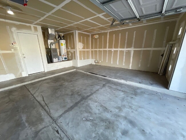 Building Photo - Two story 3 bedroom!