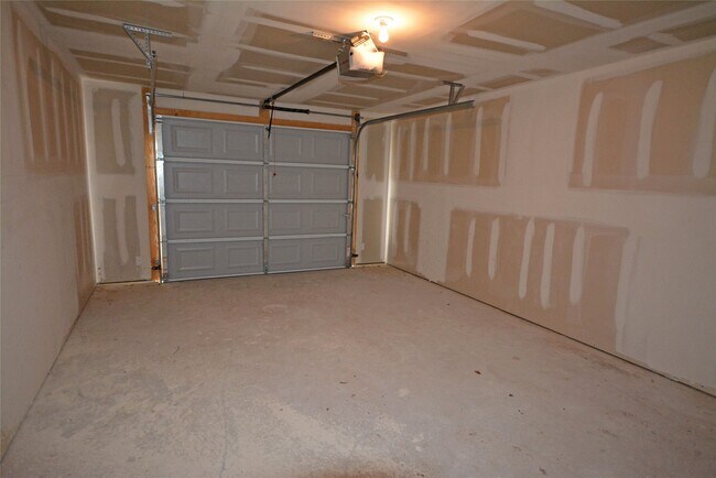 Building Photo - 10535 Mills Rd