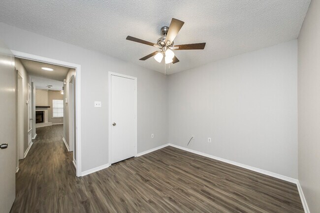 Building Photo - 6 Laramie Ln