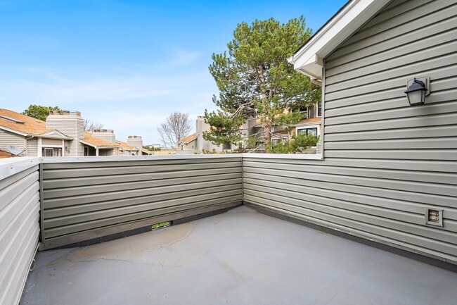Building Photo - Bright and Spacious 2-Bedroom Condo + Loft...