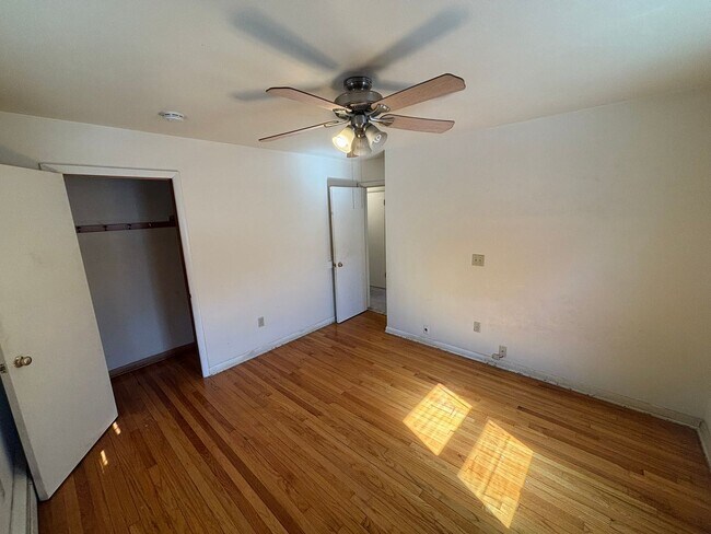 Building Photo - 1135