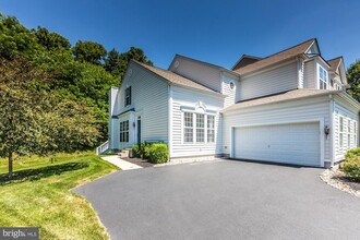 Building Photo - 684 Churchill Rd