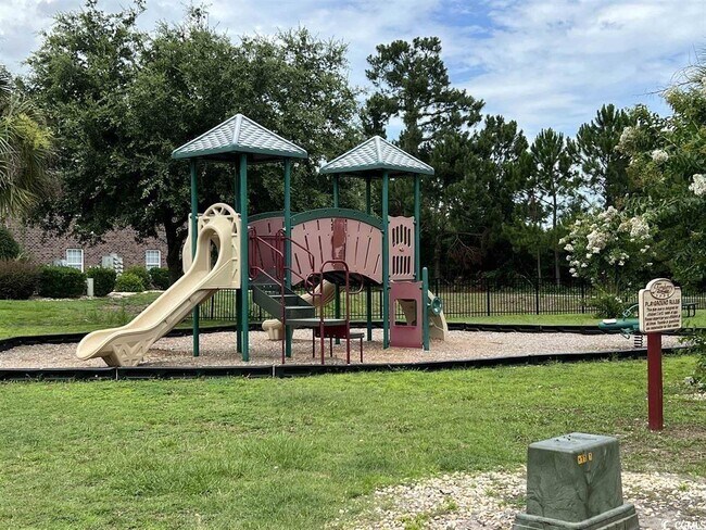 Building Photo - 2057 Silvercrest Dr