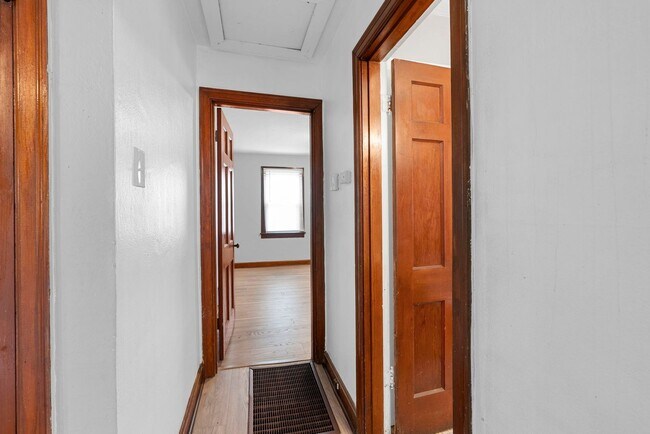 Building Photo - Charming Updated 2 Bed, 1 Bath Ranch – A H...